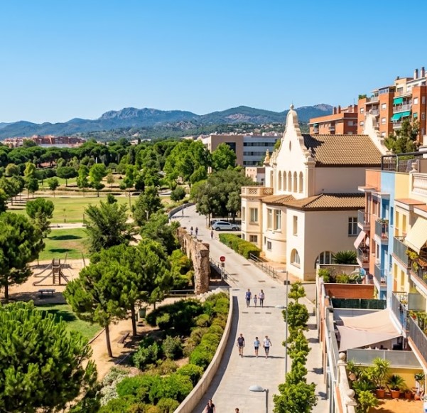 Vistas de la Rambla, el Parc dels Pinetons y el entorno urbano de Ripollet en Barcelona